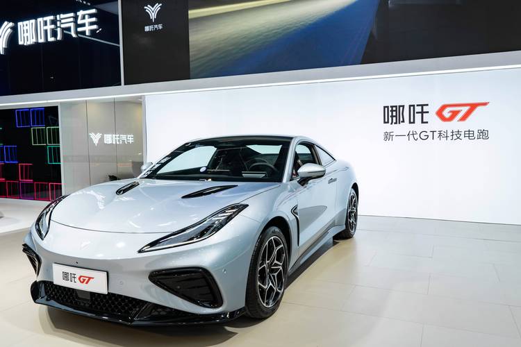 广州12哪吒汽车在智能汽车领域的表现，领途汽车在新能源汽车市场中的影响力